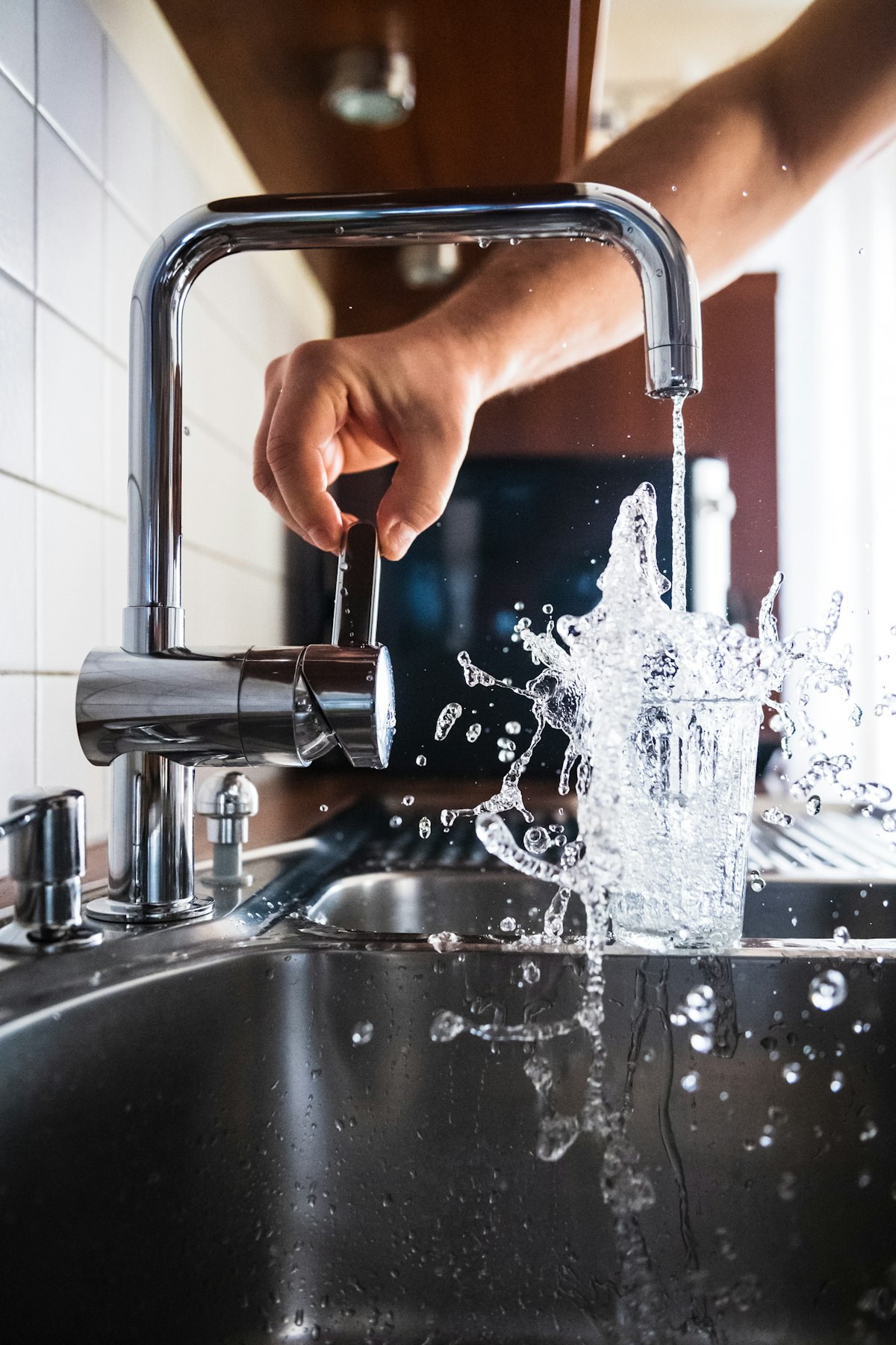 Pressione Acqua Bassa in Casa: Cause e Soluzioni Complete